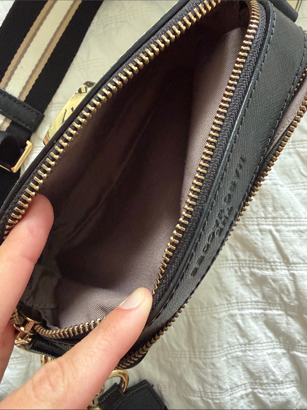 Marc Jacobs White Saffiano Snapshot Crossbody with Gold Hardware - Picture 5 of 6